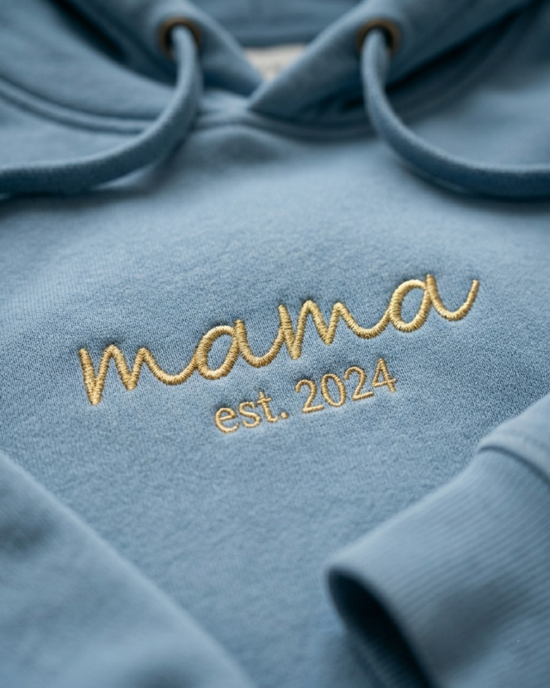 „MAMA est. ” – haftowany napis